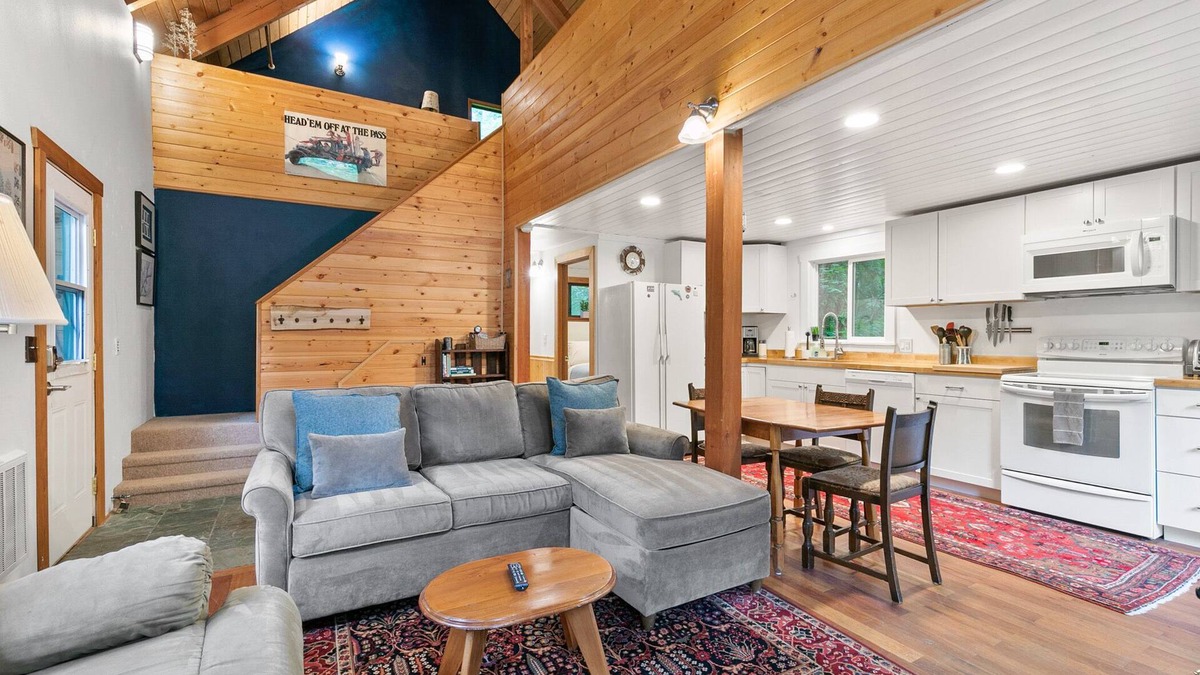 Skykomish Cabin | Stevens Pass Basecamp- perfect adventure base!