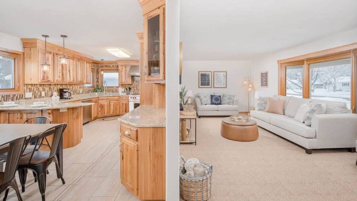 Whiting House | Stevens Point Escape - HUGE 5 bedroom Home
