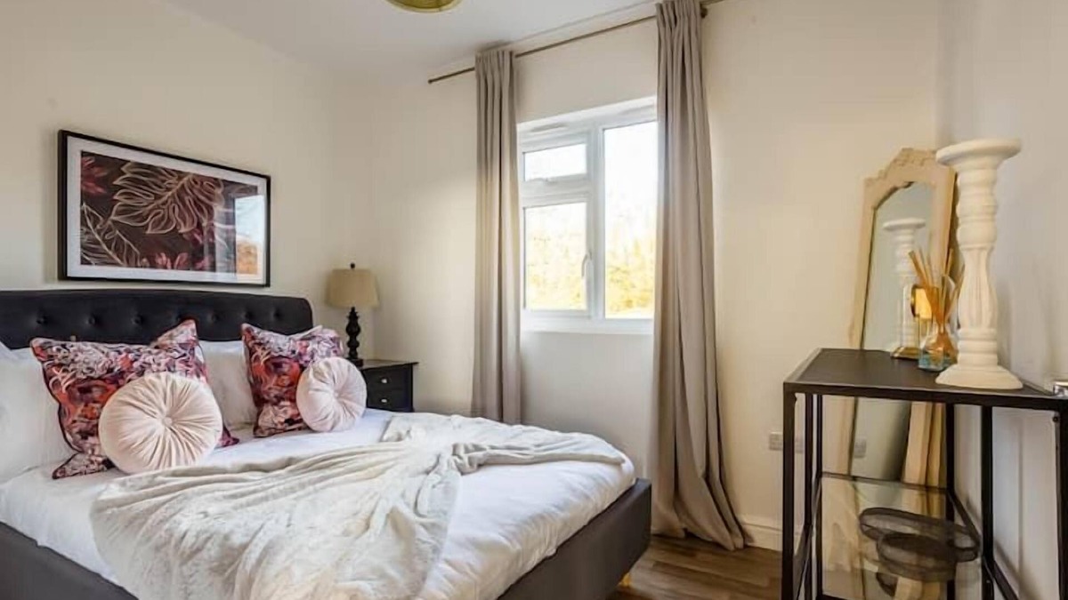 Blandford Saint Mary Cottage | STILLNESS - SLEEPS 2 | HOT TUB | BBQ | PETS ALLOWED | WI-FI | SECLUDED PATIO