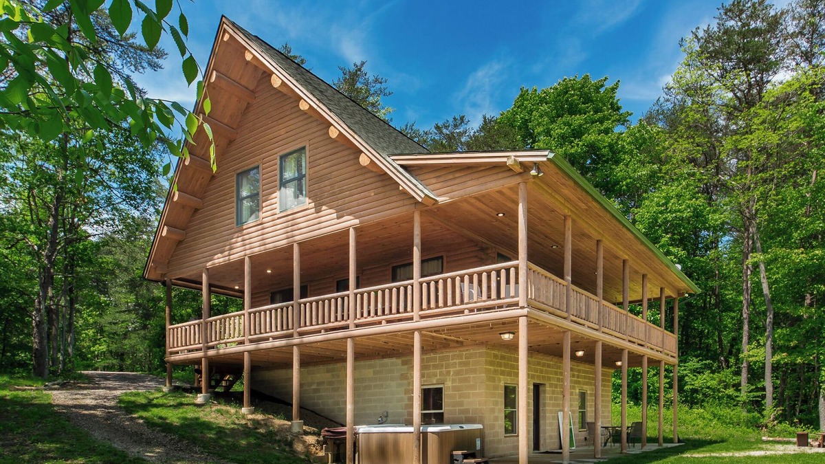 Logan Cabin | Stillwater 5 bedroom lodge up to 19 guests, 65 acres 1/2 mile from Old Man's Cave