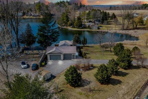 Quinte West House | Stirling Lakehouse - Cottage on the Lake, with Hot Tub