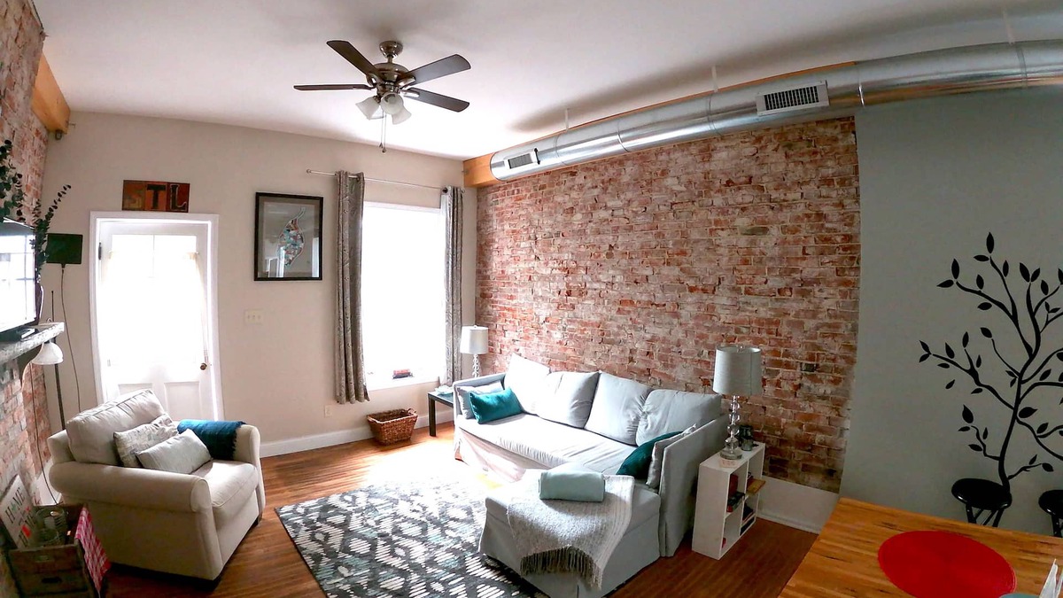 Southwest Garden Apartment | StL's ‘The Hill' NBHD. Famous for all things Italian. Cozy & clean 2nd fl apt.