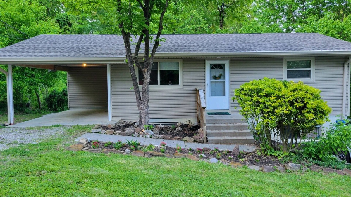 Collegedale House | Stock Cottage Cozy 2 BR, 2 Bath House next to Biology Trails and SAU