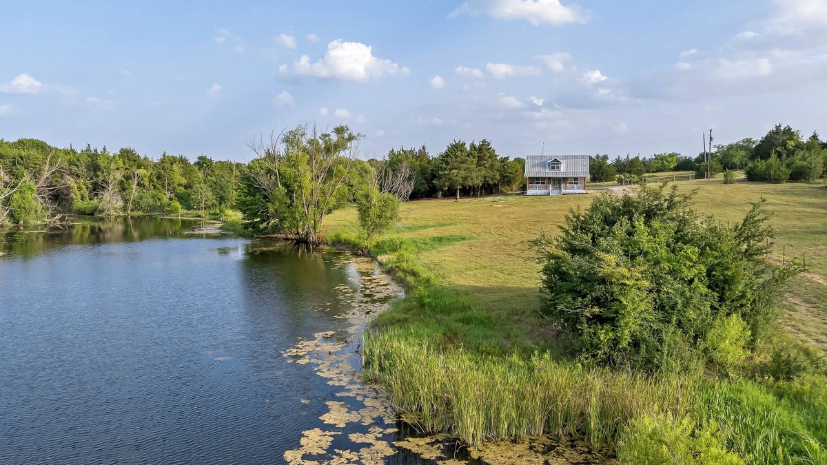 Gober Cabin | Stocked Fishing Ponds: Texas Getaway w/Cows!