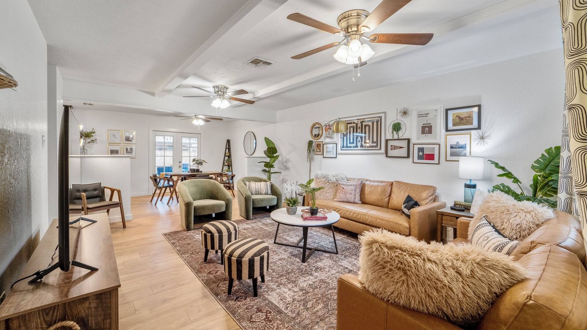 Southwood Valley House | Stocked Kitchen & Bath ✦ King Beds ✦ Smart TV/Fast WiFi ✦ 10 Minutes to A&M
