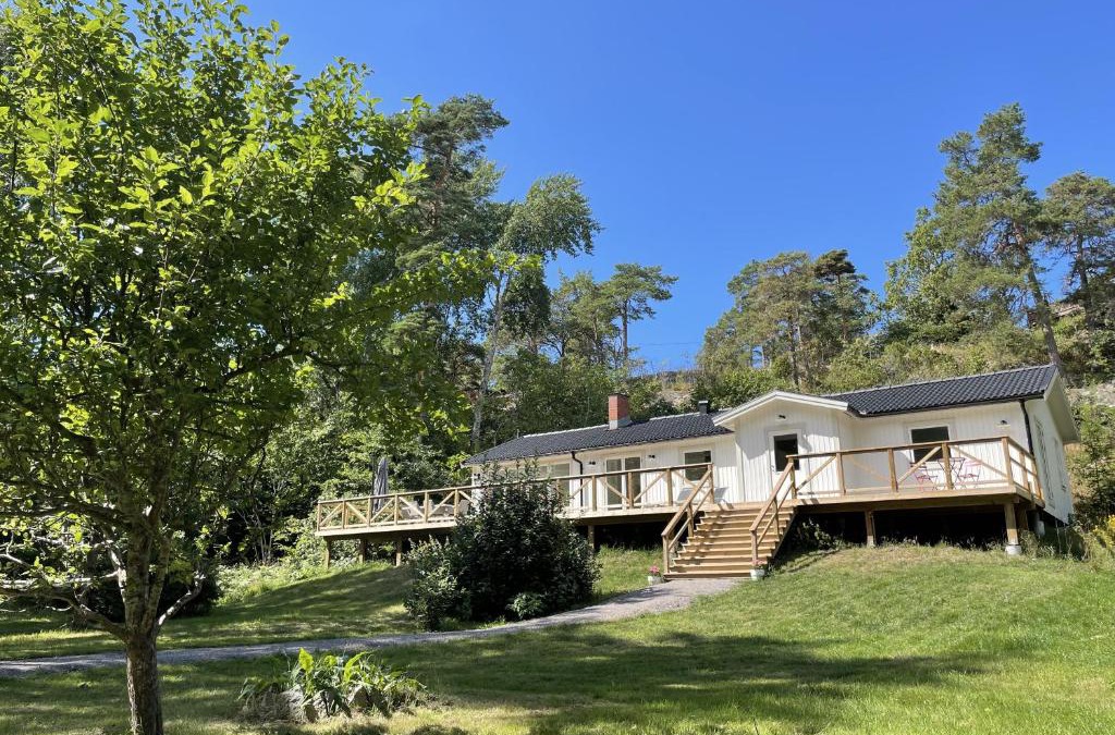 Varmdo House | Stockholm archipelago with pool, boat and bikes