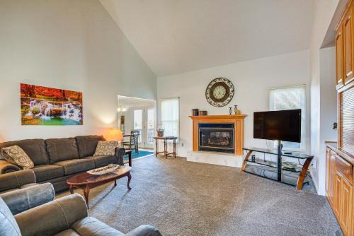 Stockton House | Stockton Home with Deck and Gas Grill about 1 Mi to Lake!