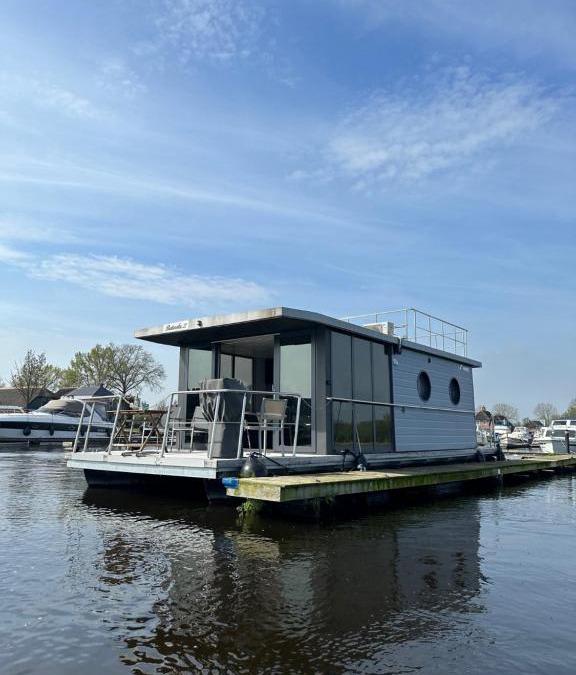 Belt-Schutsloot Boat Rental | Stoere HOUSEBOAT op toplocatie!