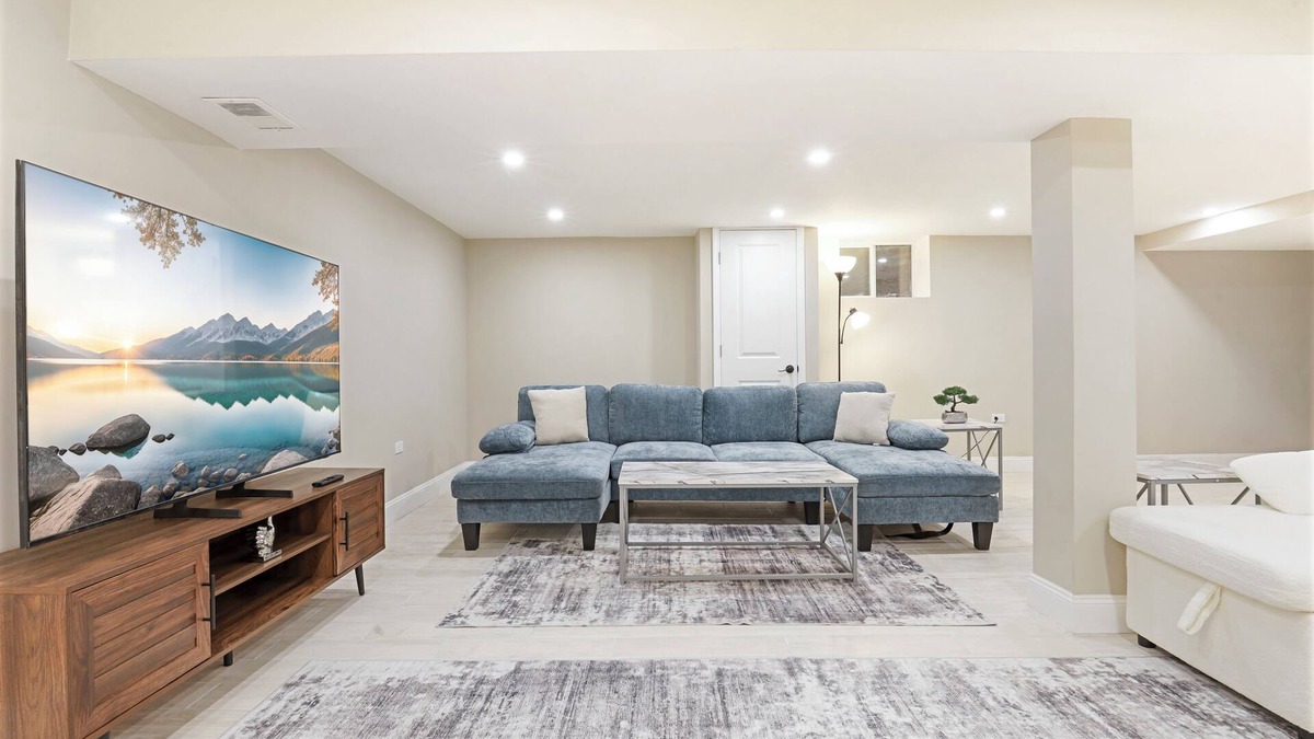 Skokie House | Stokes Stay: 4 BR-2.5BA Modern house in wonderful Skokie!