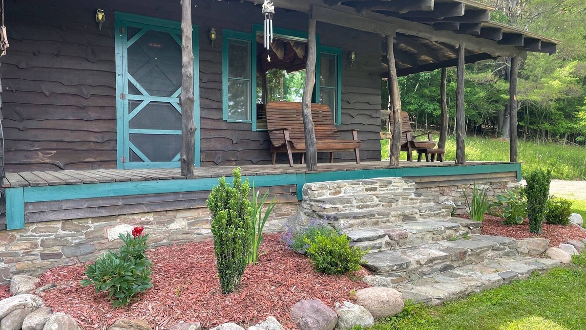 Maryland House | Stolk's Lodge - 5 acre pond - near Dreams Park - fishing - quite country lodge