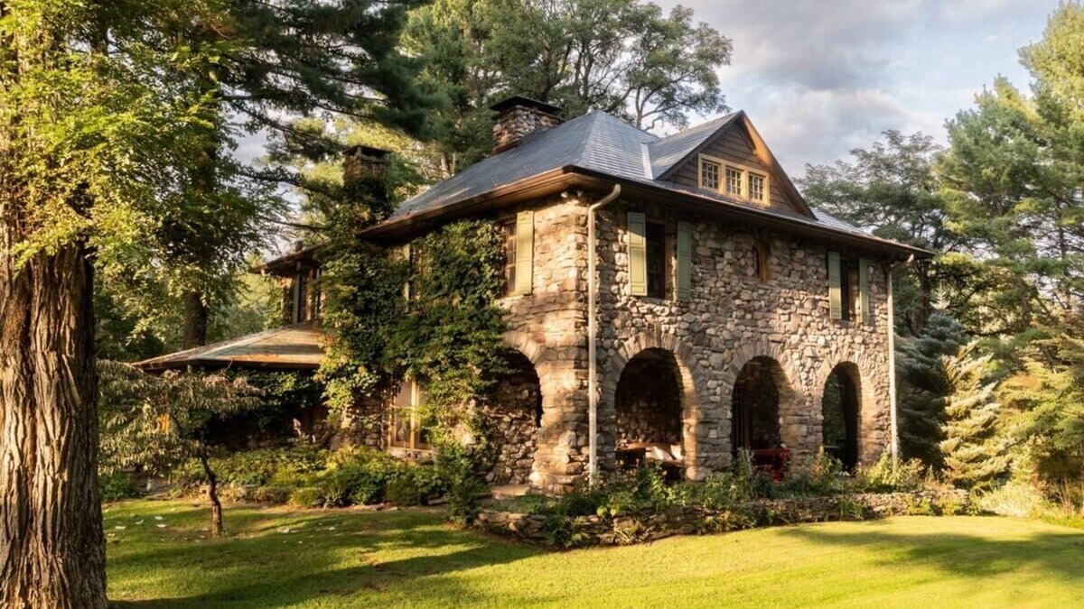 Forestburgh House | Stone Arches - Enchanting Estate w/Pool +Spa-mode