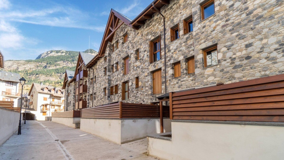 Benasque Apartment | Stone Chalet near Benasque and Scenic Lake