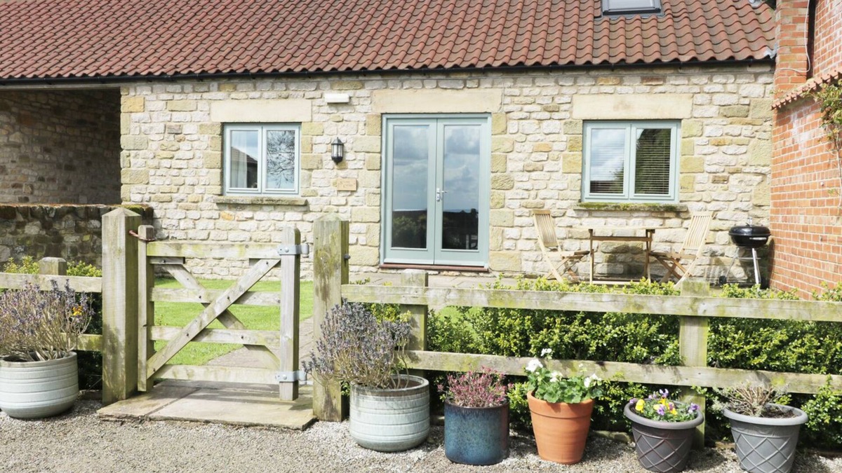 Spaunton Cottage | STONE CROSS, pet friendly, with a garden in Hutton-Le-Hole