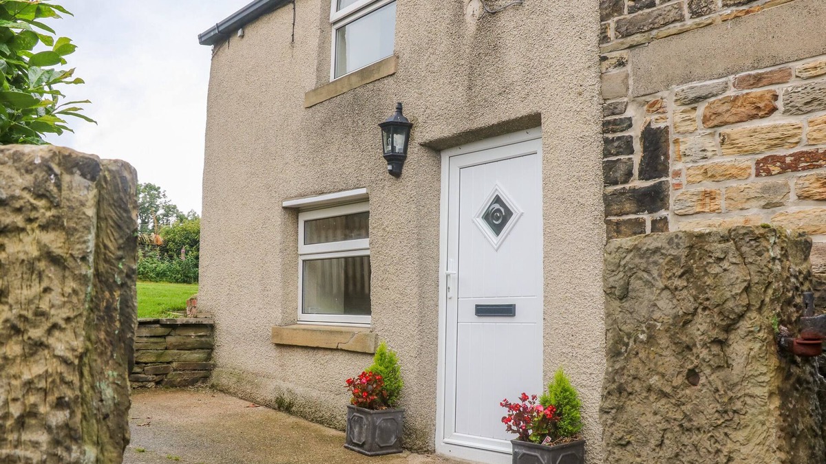 Hoylandswaine Cottage | STONE FARM COTTAGE, pet friendly, with a garden in Wortley