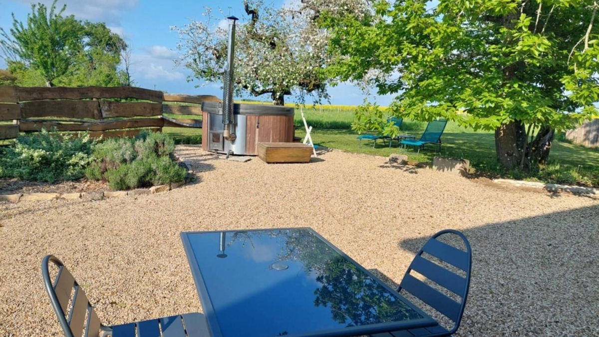 Saint-Gervais-en-Valliere Cottage | Stone outbuilding with private Nordic bath near Beaune.