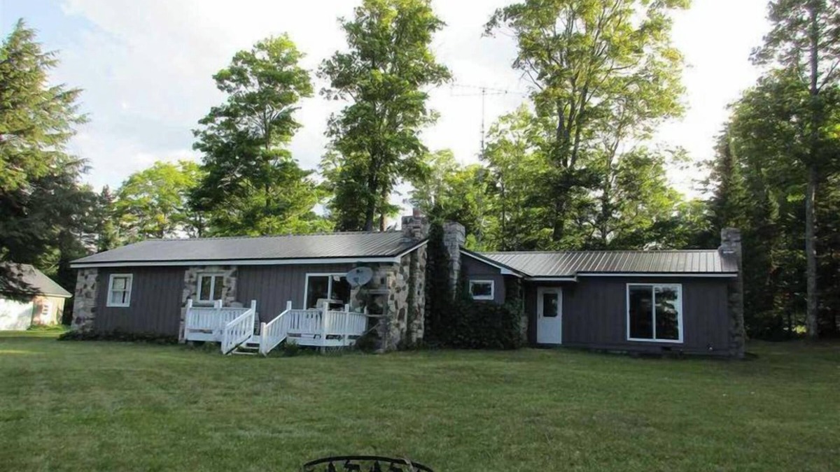 McMillan House | Stone House: Fall Foliage & Tranquility on East Lake Perfect for Family & Friends
