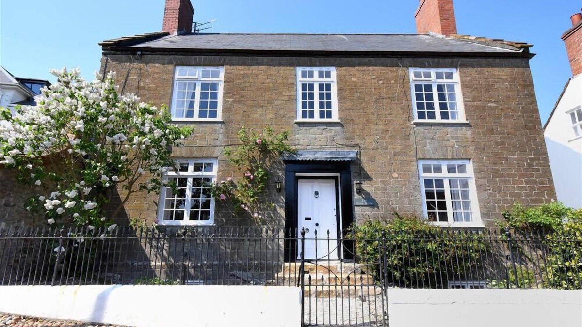 Charmouth House | STONE HOUSE, family friendly, country holiday cottage in Charmouth