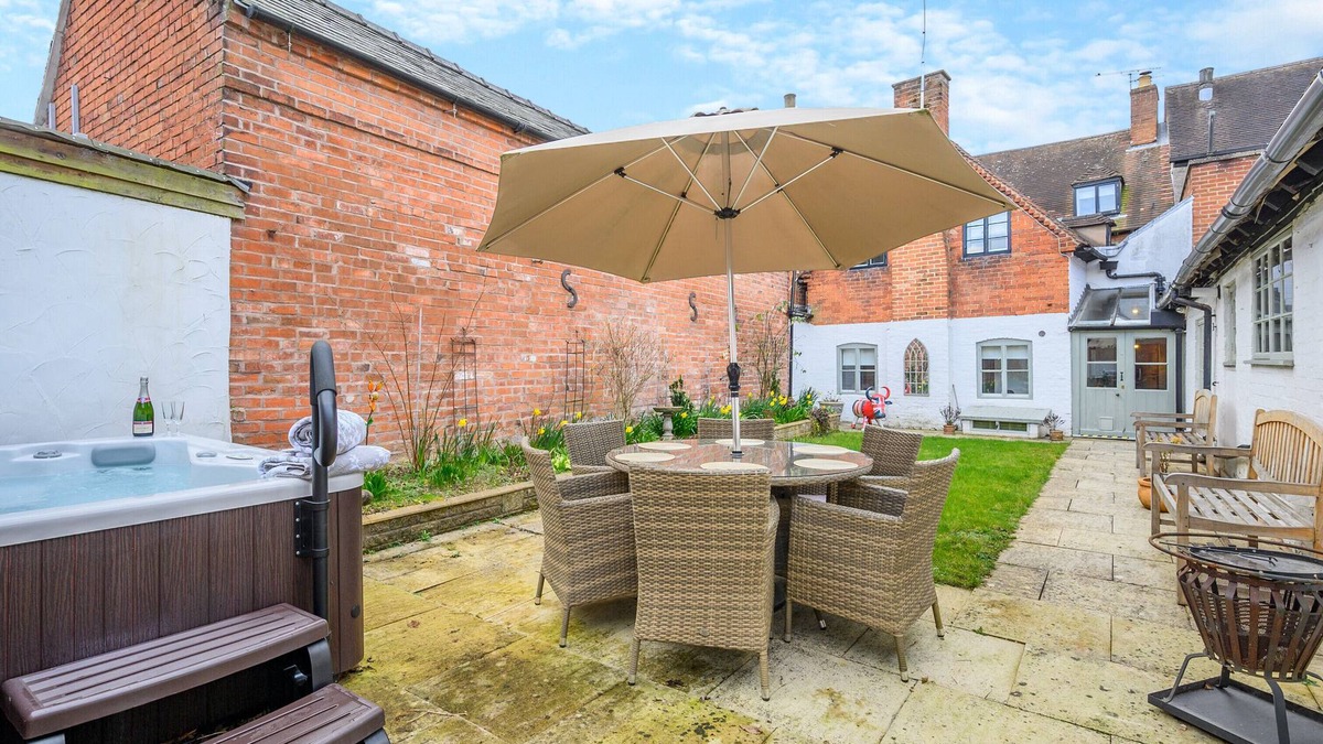 Alcester House | Stone House - Four Bedroom House, Sleeps 8
