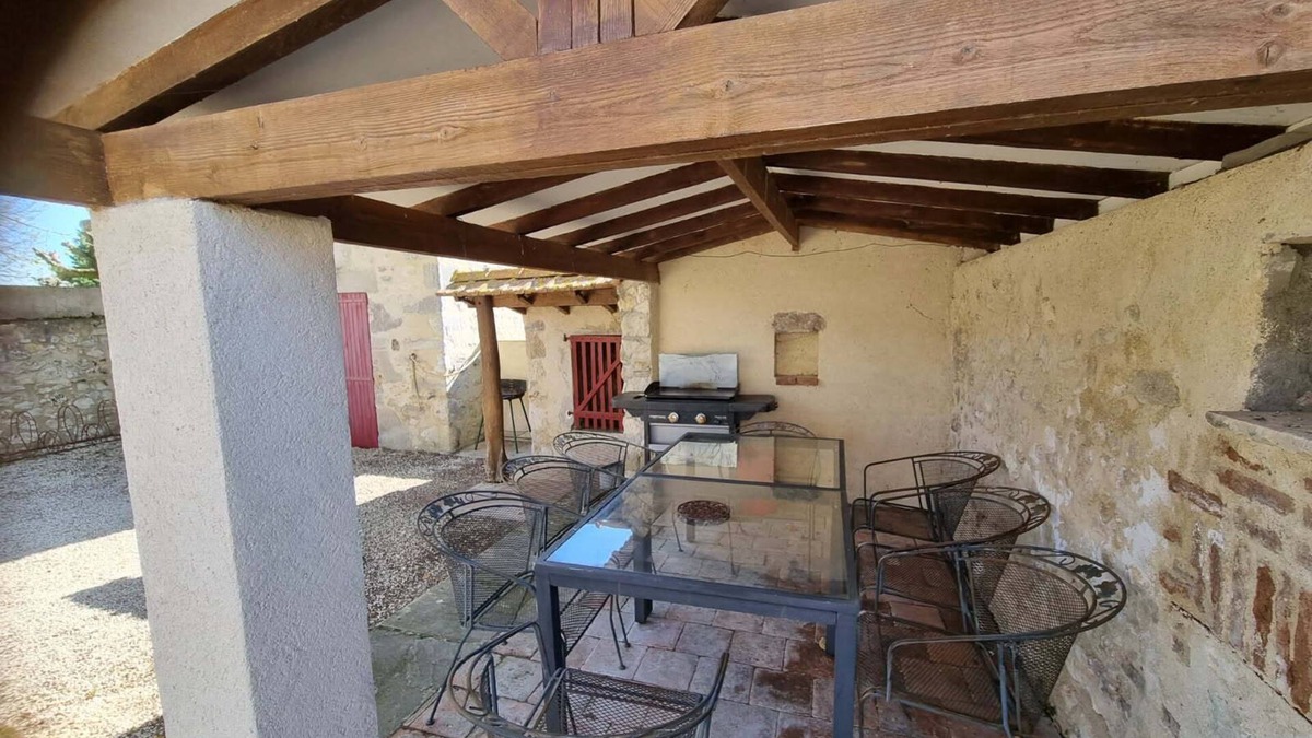 Charroux Bed & Breakfast | Stone house