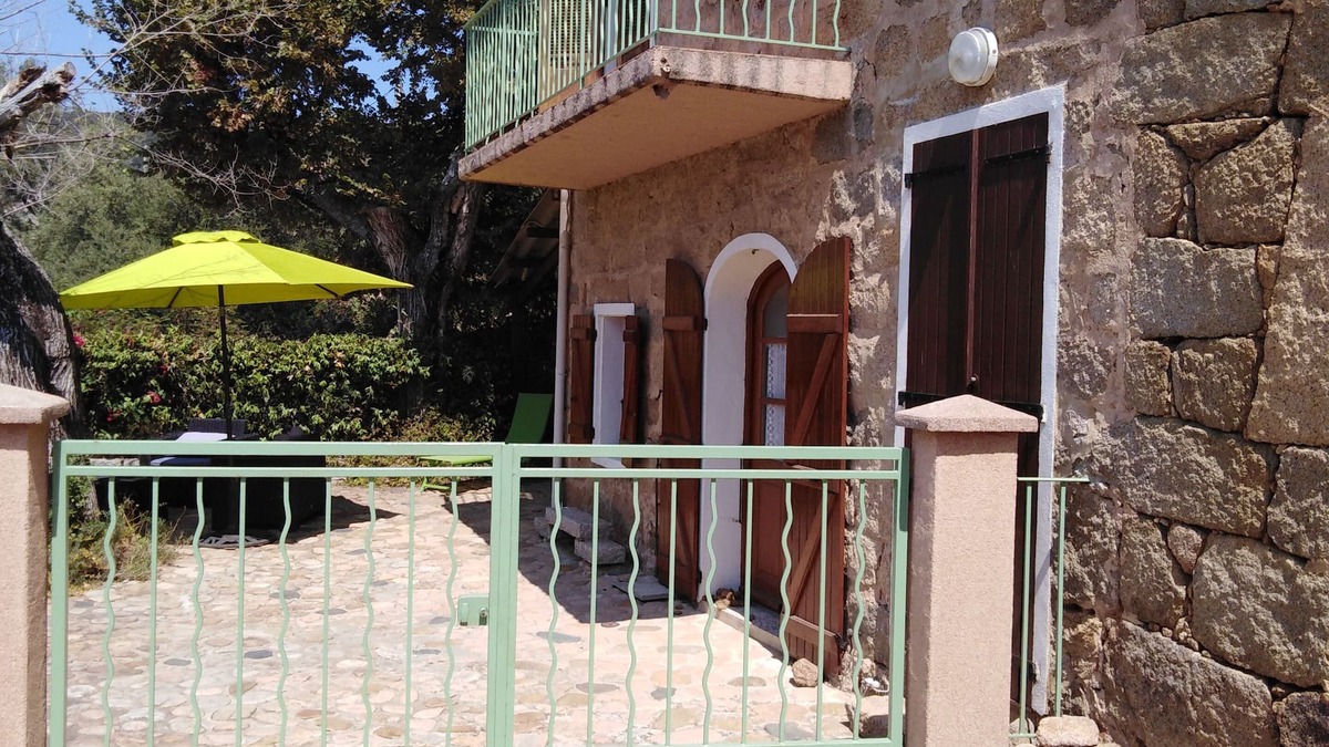 Monacia-d'Aullene House | Stone house in a typical village, sea view,
