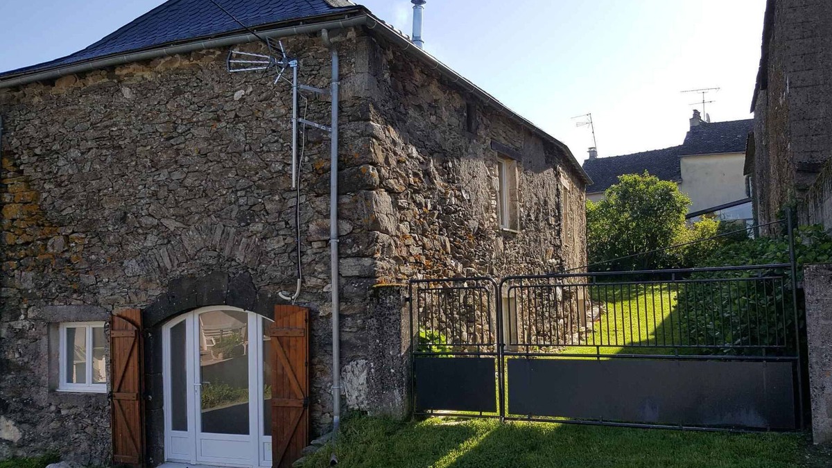 Rieupeyroux House | Stone house in aveyron not far from several sites to visit najac laguiole