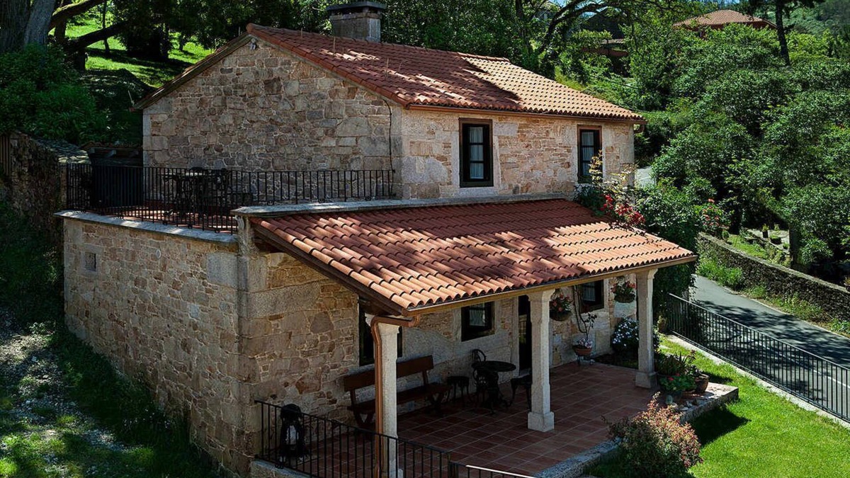 Laxe House | STONE HOUSE WITH PORCH AND TERRACE