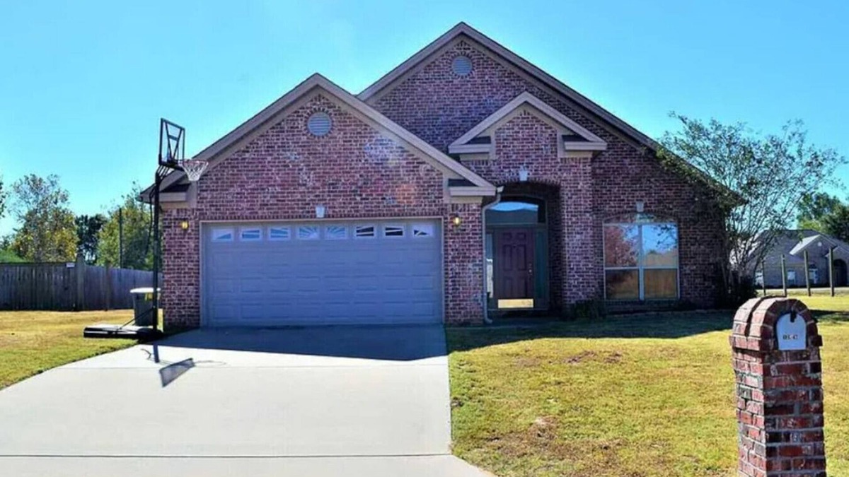 North Little Rock House | Stone Links Place Home