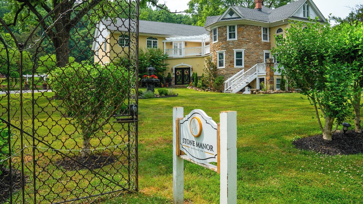 Lovettsville Bed & Breakfast | Stone Manor Boutique Inn - Country Manor with Breathtaking Gardens and Event