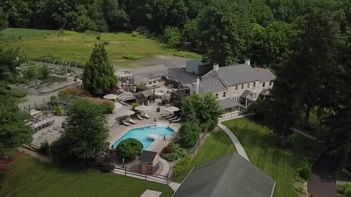 Finesville House | Stone Manor Estate offers full house or for a party of2 we can offer Paris Suite