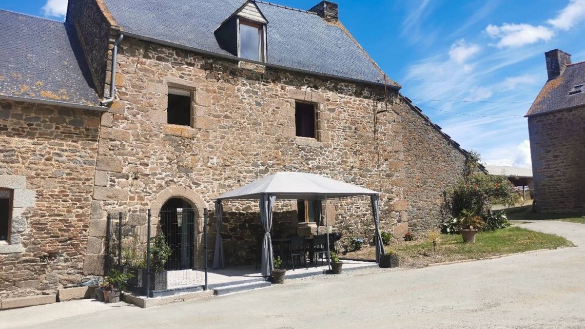 Plerguer House | Stone manor house in equestrian center near saint malo/mont saint michel