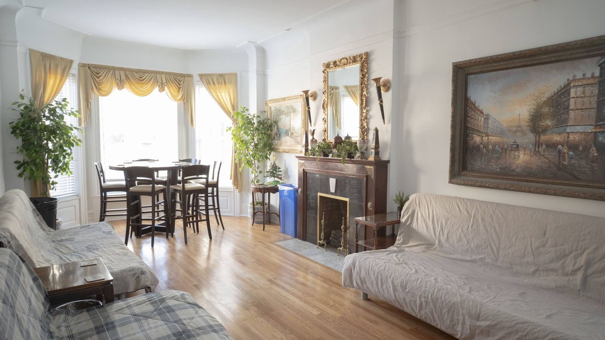 Lake View East Apartment | Stone Mansion Sleeps 10-20 Free Parking Near Lake, Red Line and Wrigley