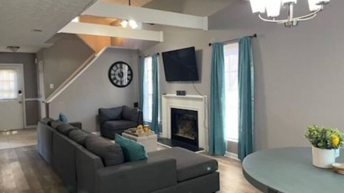Stone Mountain House | Stone Mountain Delight, Smart TVs in Every Room, Pool Table, Desk and Backyard!