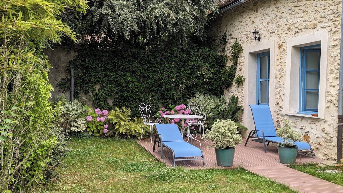 Droue-sur-Drouette Cottage | Stone studio in the grounds of "La Closerie" guest house