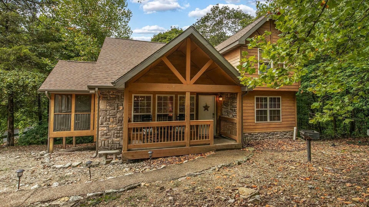 Branson West Cabin | StoneBridge 2 Bedroom Lodge - Walkway In, Peaceful Setting, Private Parking - Lodge #25