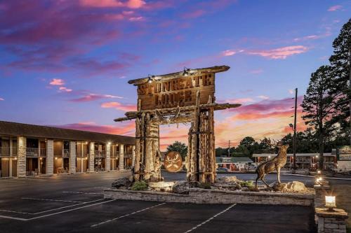 Eureka Springs Apartment | Stonegate Lodge King Bed Fast WiFi 50in Roku TV Salt Water Pool Room # 304