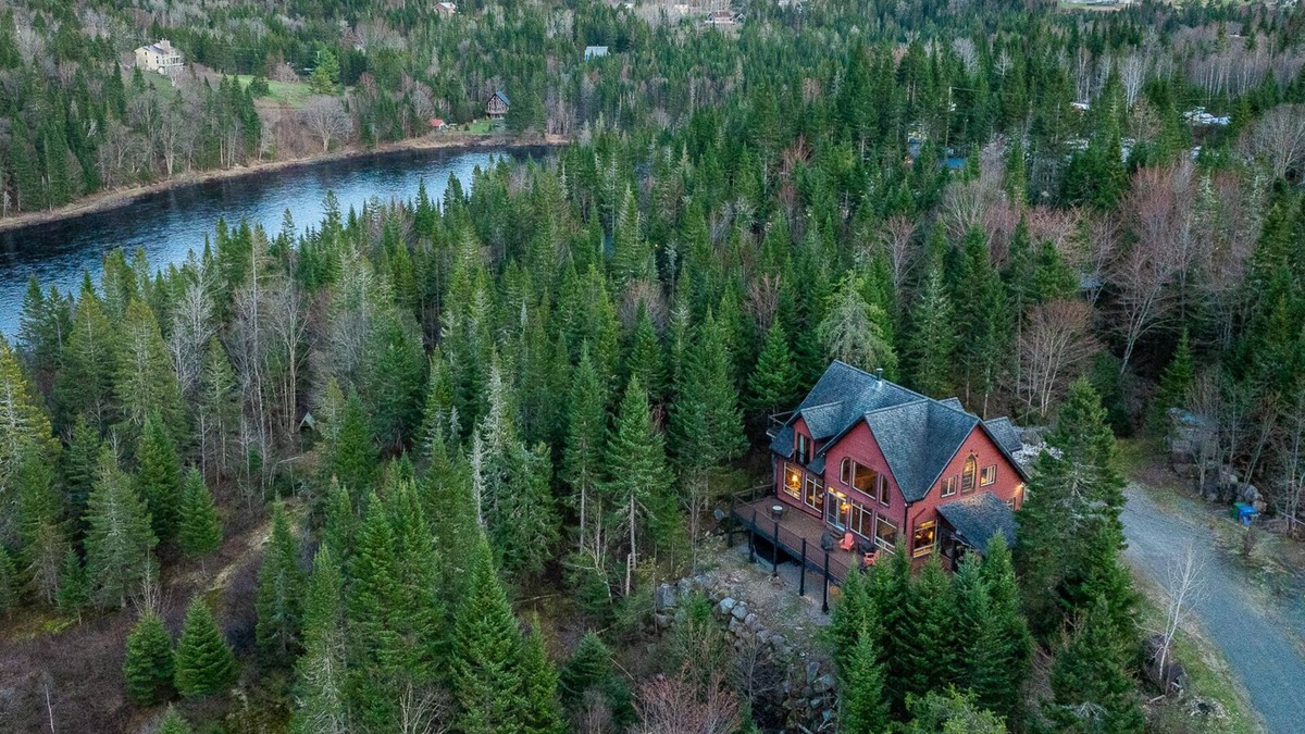 Stoneham-et-Tewkesbury Cottage | Stoneham's St-Évasion/25 min from Quebec - SPA for 9 - Billiards - Waterfront