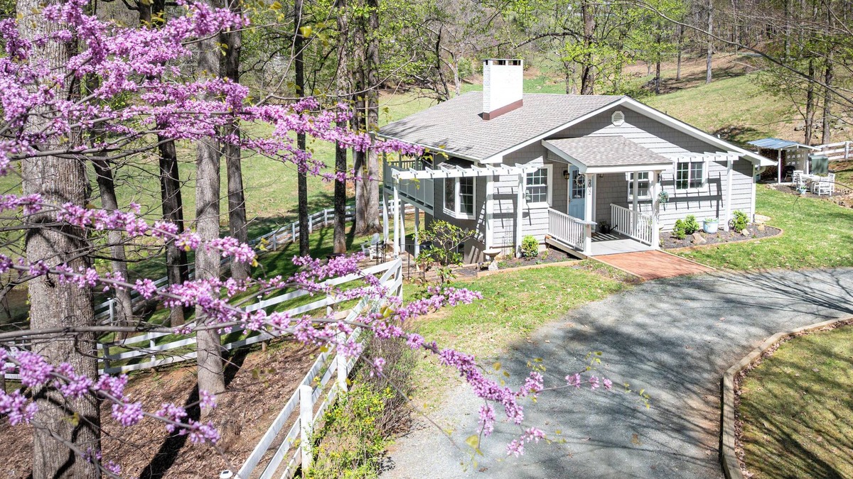 Cobham House | Stonemont Farm Retreat | Cottage and Cabin on Keswick Farm | Sleeps 12
