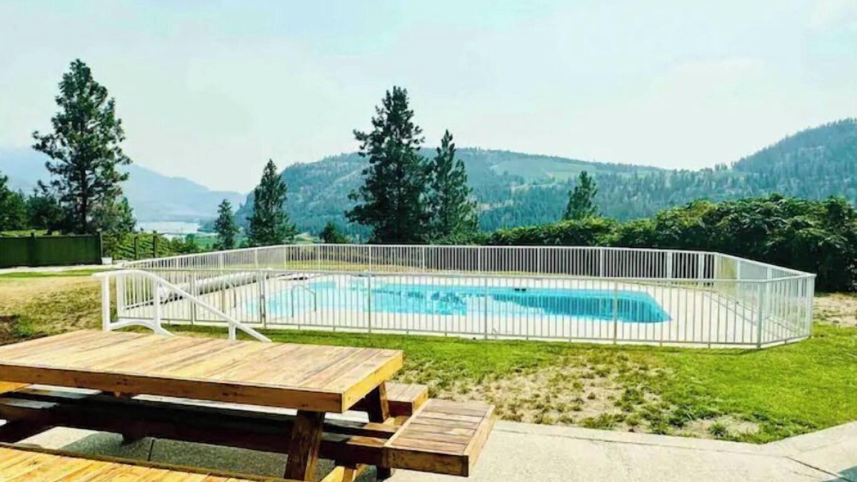 Okanagan-Similkameen House | StoneRidge vineyard, view + pool
