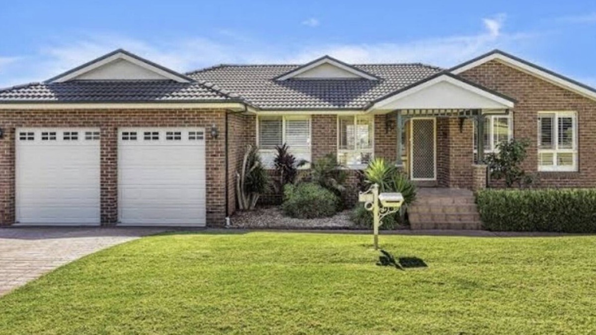 Shell Cove House | Stones throw away from several beaches, Shellcove Marina, Shellharbour village,