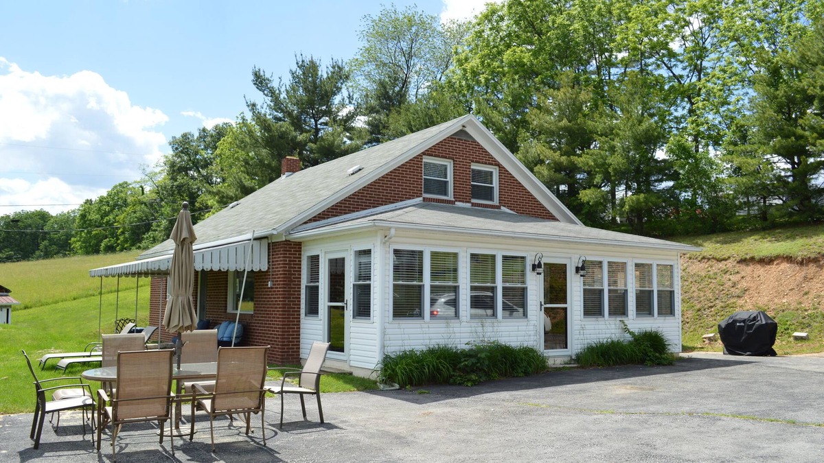Hesston Cottage | Stones Throw to Seven Points Raystown Lake. NEW 2022 PAVILION. Bike to trails.