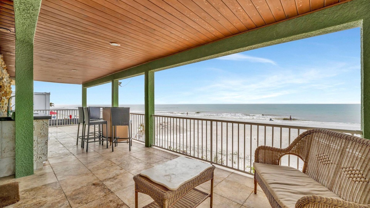 Independence Square Hotel | Stones Throw Beachfront Luxury Suites