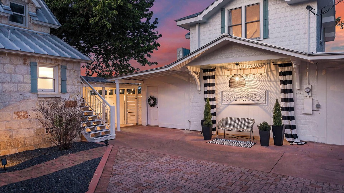 Stonewall House | Stonewall Bungalows - Sleeps 15