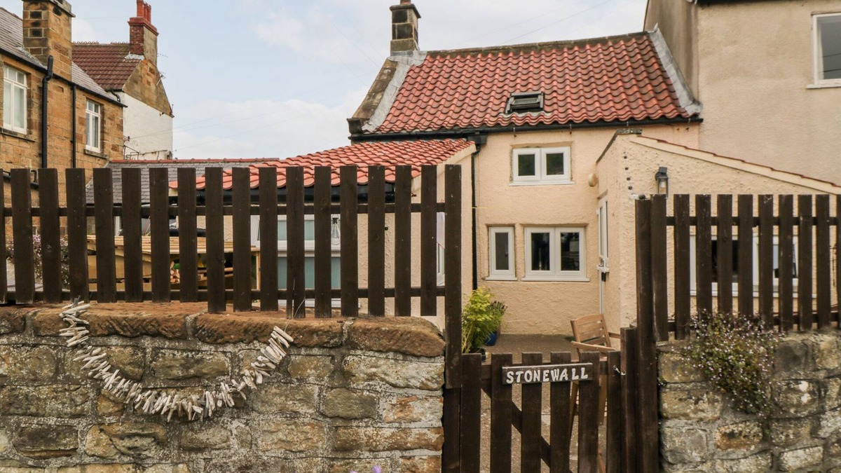 Sandsend Cottage | STONEWALL, pet friendly, country holiday cottage in Sandsend
