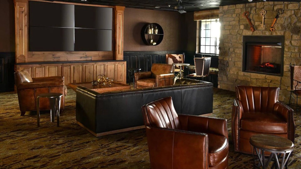 Broken Arrow Hotel | Stoney Creek, Deluxe 2 Queen, Heated indoor/outdoor pool! Parking