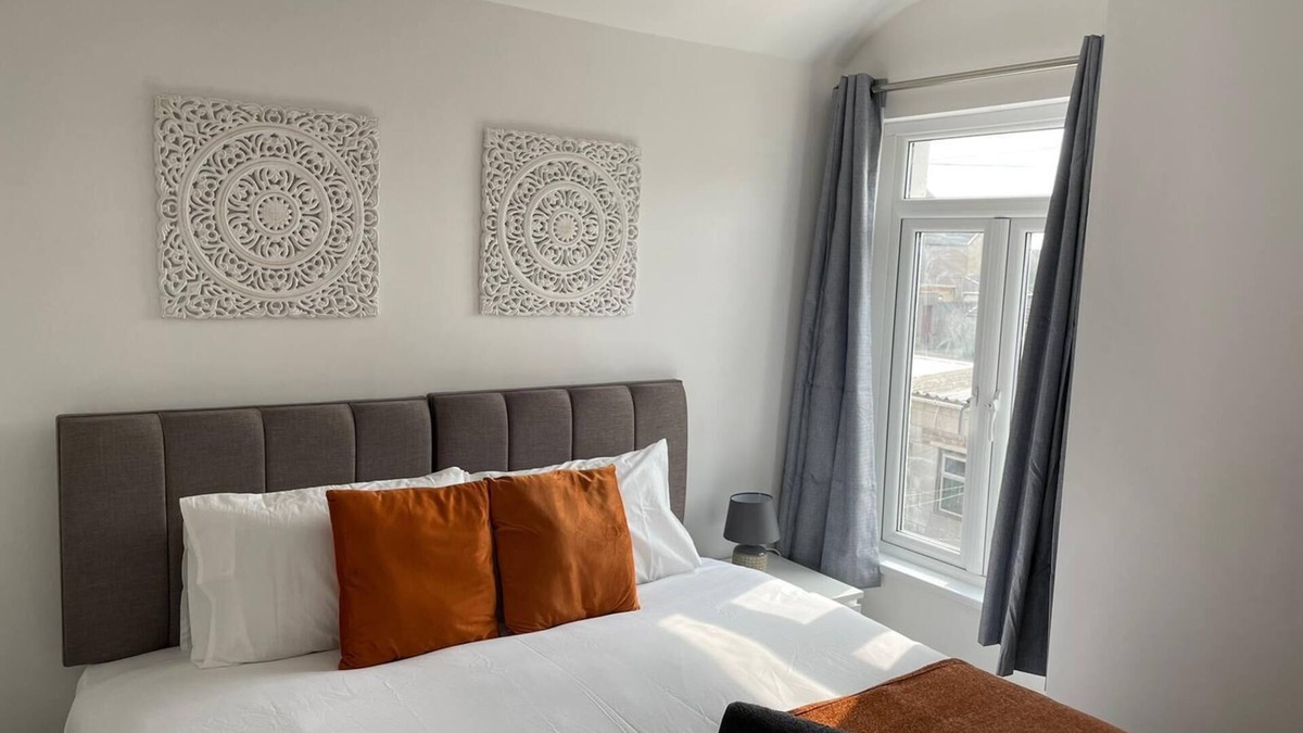 Port Talbot House | STOP at Pendarvis, Stone throw from the beach!
