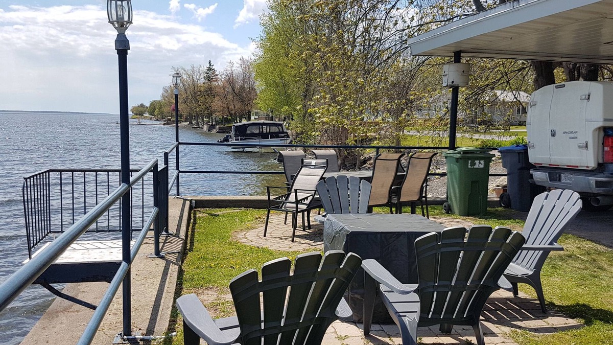 Venise-en-Quebec House | STOPOVER 336: Could not be closer to Champlain lake!