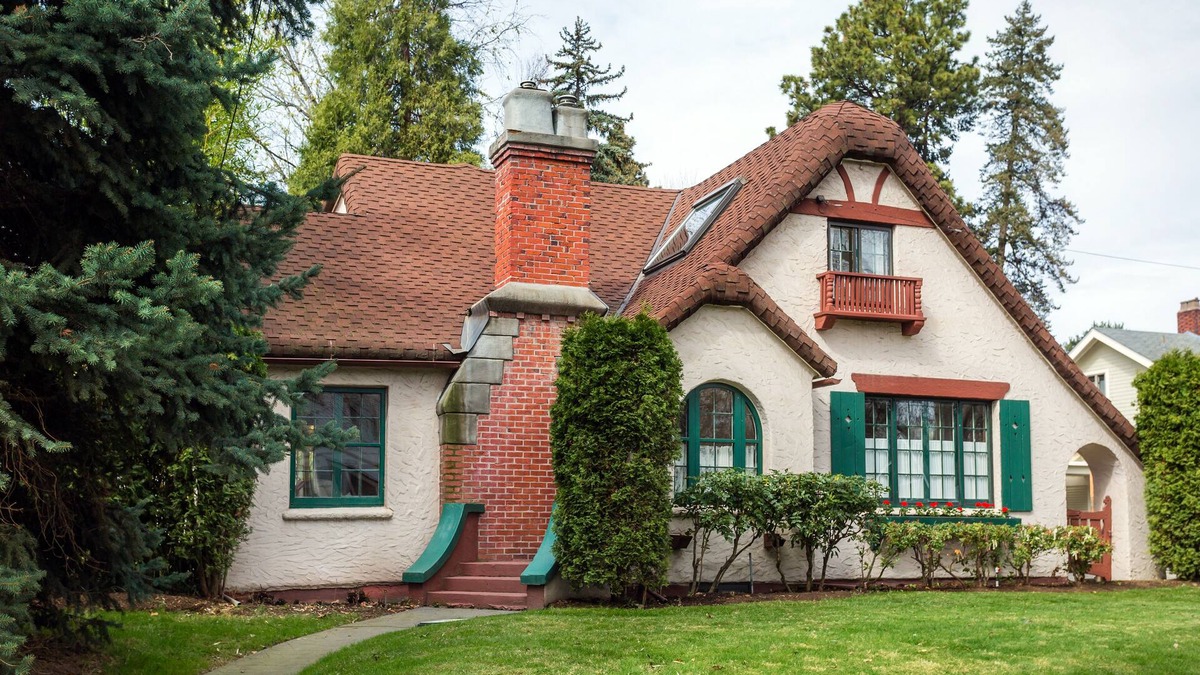 Walla Walla Cottage | Storybook Cottage 2 blocks from Whitman College and a short walk to downtown