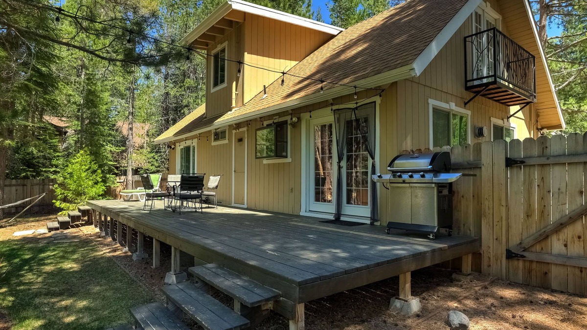 Pioneer Trail House | Stout House Cabin - Your kids favorite backyard!