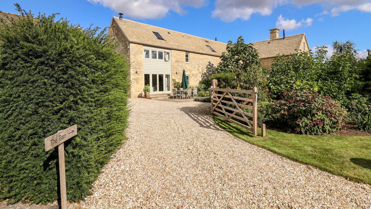 Churchill House | STOW COTTAGE BARN, pet friendly, luxury holiday cottage in Kingham
