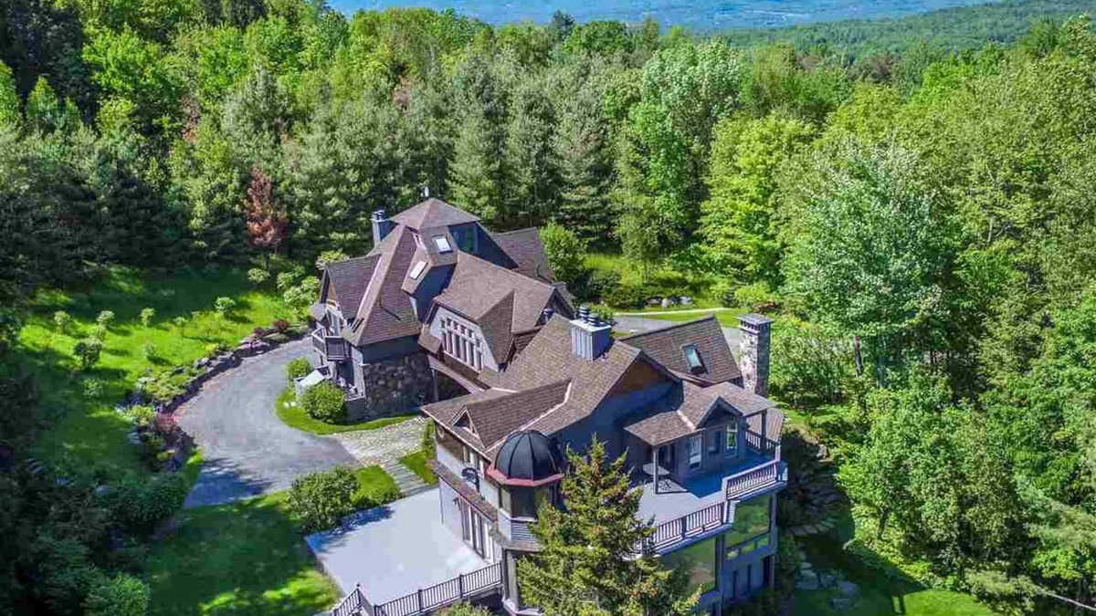 Stowe Hollow Apartment | STOWE HOLLOW apt, tesla plug. Great for couples, and small families